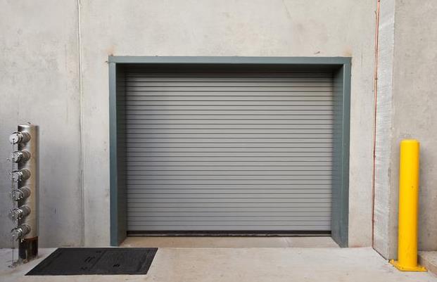 如何檢查和維護電動卷簾門的鎖具系統？